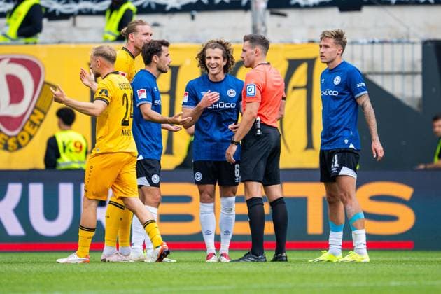 24 08 2025 Soccer, 2025 2026, 2 Bundesliga, Matchday 3, DSC Arminia Bielefeld SG Dynamo Dresden L R Tony Menzel Dresden , Vinko Sapina Dresden , Christopher Lannert Bielefeld , Mael Corboz Bielefeld , Tom Bauer Referee , Joel Grodowski Bielefeld after video evidence DFL REGULATIONS PROHIBIT ANY USE OF PHOTOGRAPHS AS IMAGE SEQUENCES AND OR QUASI VIDEO