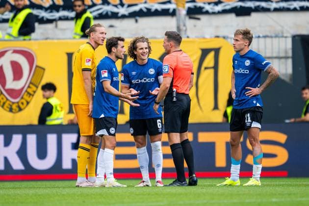 24 08 2025 Soccer, 2025 2026, 2 Bundesliga, Matchday 3, DSC Arminia Bielefeld SG Dynamo Dresden L R Vinko Sapina Dresden , Christopher Lannert Bielefeld , Mael Corboz Bielefeld , Tom Bauer Referee , Joel Grodowski Bielefeld after video evidence DFL REGULATIONS PROHIBIT ANY USE OF PHOTOGRAPHS AS IMAGE SEQUENCES AND OR QUASI VIDEO