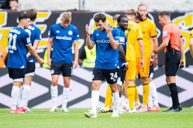 24 08 2025 Soccer, 2025 2026, 2 Bundesliga, Matchday 3, DSC Arminia Bielefeld SG Dynamo Dresden Christopher Lannert Bielefeld after his red card, sending off DFL REGULATIONS PROHIBIT ANY USE OF PHOTOGRAPHS AS IMAGE SEQUENCES AND OR QUASI VIDEO