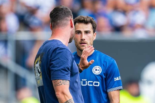 24 08 2025 Soccer, 2025 2026, 2 Bundesliga, Matchday 3, DSC Arminia Bielefeld SG Dynamo Dresden L R Mitch Kniat Coach Bielefeld , Christopher Lannert Bielefeld after his red card, sending off DFL REGULATIONS PROHIBIT ANY USE OF PHOTOGRAPHS AS IMAGE SEQUENCES AND OR QUASI VIDEO