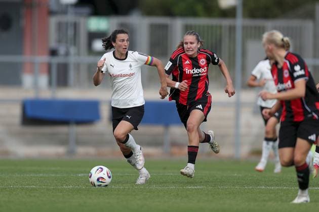 24 08 2025, xjcx, Women, Soccer, Season 2025 2026, 2 Women Bundesliga, 1 Matchday Eintracht Frankfurt II Borussia Moenchengladbach Kristina Bartsch 22, Borussia Moenchengladbach and Carlotta Schwoerer 18, Eintracht Frankfurt II Frankfurt am Main Stadion am Brentanobad Hessen Germany
