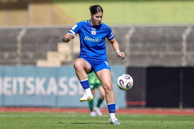 Anouk Blaschka SV Meppen, 10 on the ball, single image, full body, action, action, match scene, THE DFB GUIDELINES PROHIBIT ANY USE OF PHOTOGRAPHS AS IMAGE SEQUENCES AND OR QUASI VIDEO DFB REGULATIONS PROHIBIT ANY USE OF PHOTOGRAPHS AS IMAGE SEQUENCES AND OR QUASI VIDEO , 24 08 2025, Meppen Germany , Soccer, 2 Women Bundesliga, VfL Wolfsburg II SV Meppen xobx