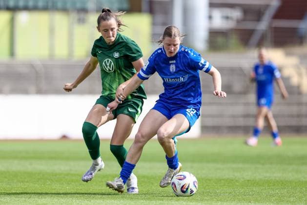 from left Lisa Beyer VfL Wolfsburg II, 8 and Lilly Damm SV Meppen, 22 in duel, duel, dynamics, action, action, game scene, THE DFB REGULATIONS PROHIBIT ANY USE OF PHOTOGRAPHS AS IMAGE SEQUENCES AND OR QUASI VIDEO , 24 08 2025, Meppen Germany , Football, 2 Womens Bundesliga, VfL Wolfsburg II SV Meppen xobx