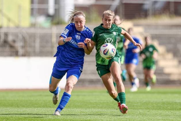 from left Bente Bode SV Meppen, 14 and Elena Gößler VfL Wolfsburg II, 14 in a duel, dynamic, action, action, game scene, THE DFB REGULATIONS PROHIBIT ANY USE OF PHOTOGRAPHS AS IMAGE SEQUENCES AND OR QUASI VIDEO , 24 08 2025, Meppen Germany , Football, 2 Womens Bundesliga, VfL Wolfsburg II SV Meppen xobx