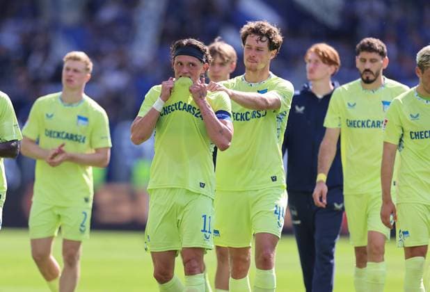 24 08 2025, xdcx, Fussball 2 Bundesliga, SV Darmstadt 98 Hertha BSC Berlin, emonline, emspor, despor, v l , Fabian Reese Hertha BSC Berlin is cheered up by Linus Gechter Hertha BSC Berlin, disappointed, disappointed looking, dissapointed, sad, frustrated, frustrated, frustrated DFL DFB REGULATIONS PROHIBIT ANY USE OF PHOTOGRAPHS AS IMAGE SEQUENCES AND OR QUASI VIDEO Copyright: HMBxMedia Claus