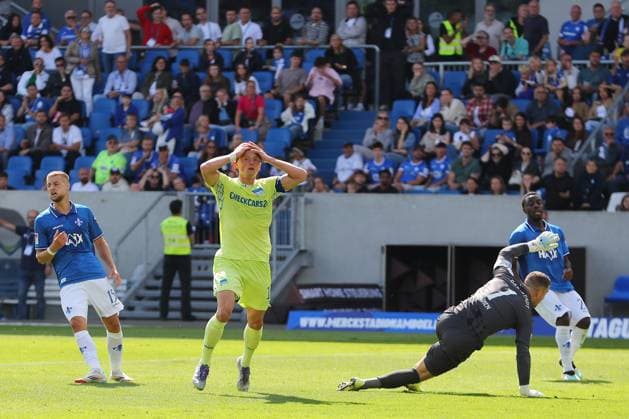 24 08 2025, xtvx, Fussball 2 Bundesliga, SV Darmstadt 98 Hertha BSC Berlin v l Torschuss, has a shot on goal Fabian Reese Hertha BSC Berlin Torwart Marcel Schuhen SV Darmstadt 98 Fabian Reese Hertha BSC Berlin enttaeuscht, enttaeuscht schauend, dissapointed DFL DFB REGULATIONS PROHIBIT ANY USE OF PHOTOGRAPHS as IMAGE SEQUENCES and or QUASI VIDEO Darmstadt