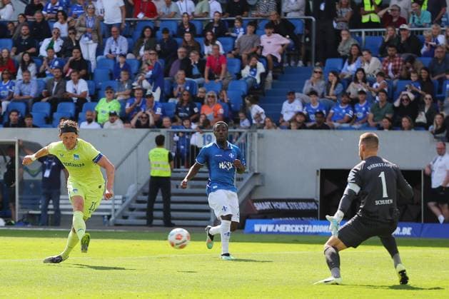 24 08 2025, xtvx, Fussball 2 Bundesliga, SV Darmstadt 98 Hertha BSC Berlin v l Torschuss, has a shot on goal Fabian Reese Hertha BSC Berlin Goalkeeper Marcel Schuhen SV Darmstadt 98 DFL DFB REGULATIONS PROHIBIT ANY USE OF PHOTOGRAPHS as IMAGE SEQUENCES and or QUASI VIDEO Darmstadt