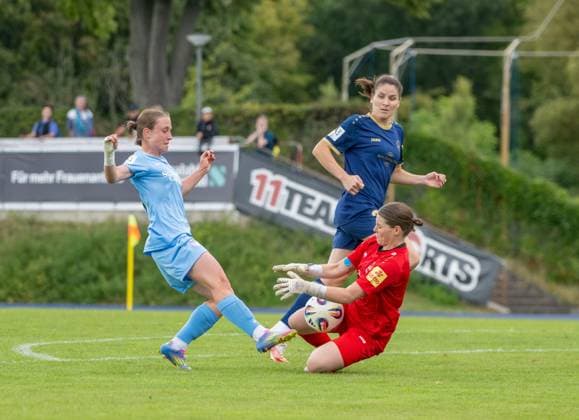 Soccer, Women, Season 2024 2025, 2 Women Bundesliga 1 Matchday , FC Viktoria 1889 Berlin SG Andernach, f l Pia Metzker FC Viktoria 1889 Berlin , Goalkeeper Elena Bläser SGA , 24 08 2025, Copyright: xMatthiasxKochx