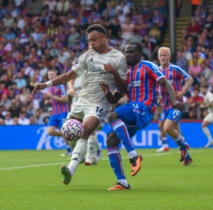 Crystal Palace v Nottingham Forest Premier League Tyrick Mitchell of Crystal Palace and Dan Ndoye of Nottingham Forest battle for the ball during the Premier League match at Selhurst Park, London UK Newspapers OUT Copyright: xMalcolmxFellx FIL-22139-0021