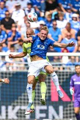 Toni Leistner Hertha BSC, 37 in duel with Isac Lidberg SV Darmstadt 1898, 07 , GER, SV Darmstadt 98 vs Hertha BSC, Football, 2 Bundesliga, Matchday 3, Saison 2025 2026, 24 08 2025 DFL regulations prohibit any use of photographs as image sequences and or quasi video GER, SV Darmstadt 98 vs Hertha BSC, Football, 2 Bundesliga, Matchday 3, Saison 2025 2026, 24 08 2025 Darmstadt Copyright: xEibner-Pressefoto FlorianxWiegandx EP_FWD