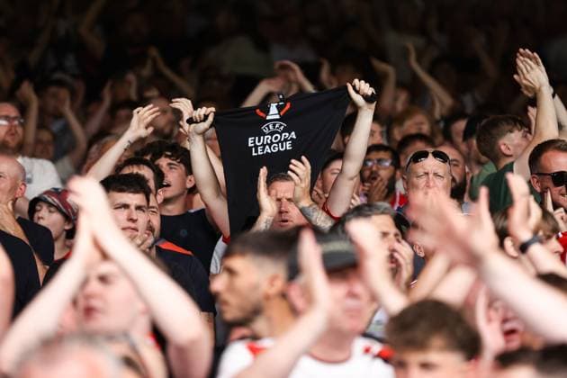Crystal Palace gegen Nottingham Forest 24. August 2025, London Premier League Fußball Crystal Palace gegen Nottingham Forest-Fans halten ein Europa League-T-Shirt hoch Foto Jacques Feeney Abseits London UK  Copyright: xJacquesxFeeneyx xOffsidexOffside