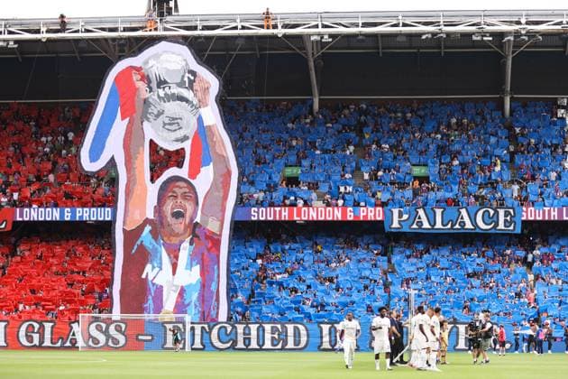 Crystal Palace gegen Nottingham Forest 24. August 2025, London Premier League Fußball Crystal Palace gegen Nottingham Forest Ein Tifo von Joel Ward, der den FA Cup in die Höhe stemmt, wird gezeigt, als die Spieler das Stadion verlassen Foto Jacques Feeney Offside London UK  Copyright: xJacquesxFeeneyx xOffsidexOffside