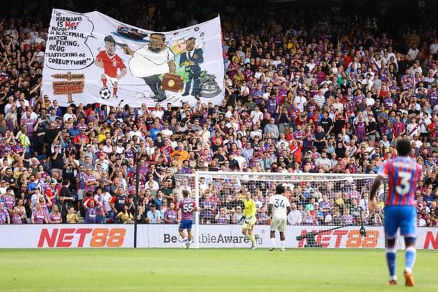 Crystal Palace gegen Nottingham Forest 24. August 2025, London Premier League Fußball Crystal Palace gegen Nottingham Forest Ein Banner gegen Evangelos Marinakis wird von den Palace-Fans gezeigt Foto Jacques Feeney Abseits London UK  Copyright: xJacquesxFeeneyx xOffsidexOffside