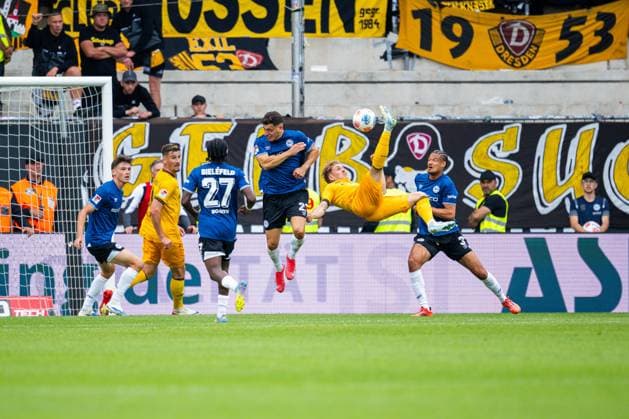 24.08.2025 - Fußball, 2025 2026, 2. Bundesliga, 3. Spieltag, DSC Arminia Bielefeld - SG Dynamo Dresden: (M) Luca Herrmann (Dresden) macht das Tor zum 1:2 per Fallrückzieher DFL REGULATIONS PROHIBIT ANY USE OF PHOTOGRAPHS AS IMAGE SEQUENCES AND OR QUASI-VIDEO. *** 24 08 2025 Soccer, 2025 2026, 2 Bundesliga, Matchday 3, DSC Arminia Bielefeld SG Dynamo Dresden M Luca Herrmann Dresden scores the goal to make it 1-2 with a bicycle kick DFL REGULATIONS PROHIBIT ANY USE OF PHOTOGRAPHS AS IMAGE SEQUENCES AND OR QUASI VIDEO