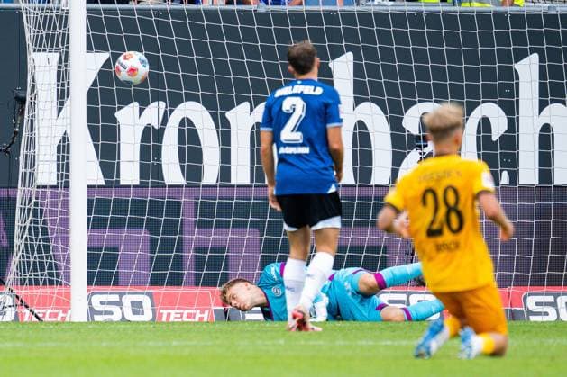 24 08 2025 Soccer, 2025 2026, 2 Bundesliga, Matchday 3, DSC Arminia Bielefeld SG Dynamo Dresden Leo Oppermann Bielefeld on Luca Herrmanns goal for 1 2 Dresden DFL REGULATIONS PROHIBIT ANY USE OF PHOTOGRAPHS AS IMAGE SEQUENCES AND OR QUASI VIDEO