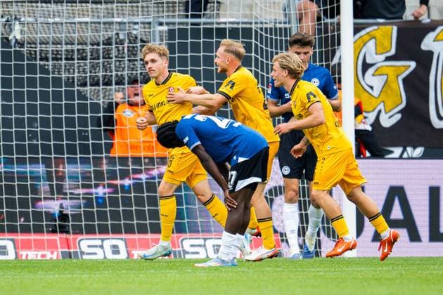 24 08 2025 Soccer, 2025 2026, 2 Bundesliga, Matchday 3, DSC Arminia Bielefeld SG Dynamo Dresden L R Luca Herrmann Dresden celebrates after his goal to 1 2 with Tony Menzel Dresden , Jonas Oehmichen Dresden DFL REGULATIONS PROHIBIT ANY USE OF PHOTOGRAPHS AS IMAGE SEQUENCES AND OR QUASI VIDEO