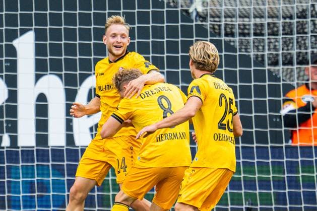 24 08 2025 Soccer, 2025 2026, 2 Bundesliga, Matchday 3, DSC Arminia Bielefeld SG Dynamo Dresden M Luca Herrmann Dresden celebrates after his goal to 1 2 with L Tony Menzel Dresden , R Jonas Oehmichen Dresden DFL REGULATIONS PROHIBIT ANY USE OF PHOTOGRAPHS AS IMAGE SEQUENCES AND OR QUASI VIDEO