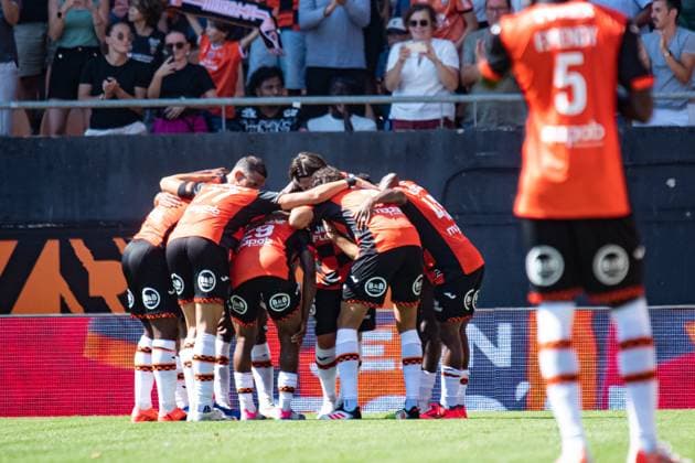 FOOTBALL : FC Lorient vs Stade Rennais - Ligue 1 - JournÃ e 2 - 24 08 2025 Joie des joueurs du FC Lorient aprÃ s le but de Sambou Soumano (FC Lorient) LorientFrance  Copyright: xBaptistexAutissierx