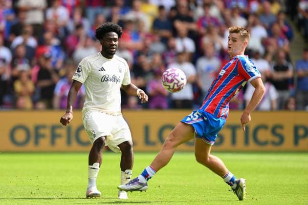 Crystal Palace v Nottingham Forest - Premier League Justin Devenny of Crystal Palace puts pressure on Ola Aina of Nottingham Forest during the Premier League match between Crystal Palace and Nottingham Forest at Selhurst Park in London, England, on August 24, 2025. London Greater London United Kingdom  Copyright: xMIxNewsx originalFilename:fletcher-crystalp250824_npBxU.jpg
