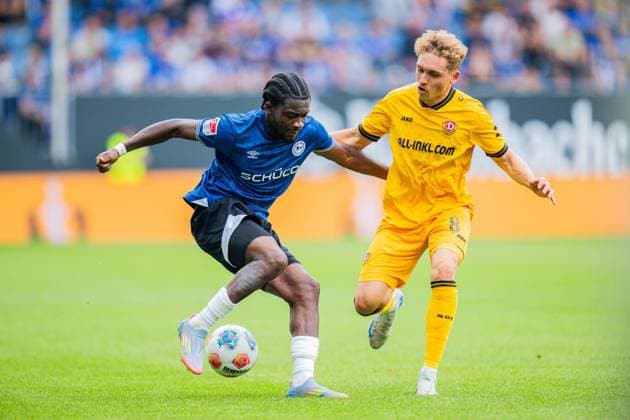 24 08 2025 Soccer, 2025 2026, 2 Bundesliga, 3 Matchday, DSC Arminia Bielefeld SG Dynamo Dresden L R Benjamin Boakye Bielefeld , Luca Herrmann Dresden DFL REGULATIONS PROHIBIT ANY USE OF PHOTOGRAPHS AS IMAGE SEQUENCES AND OR QUASI VIDEO