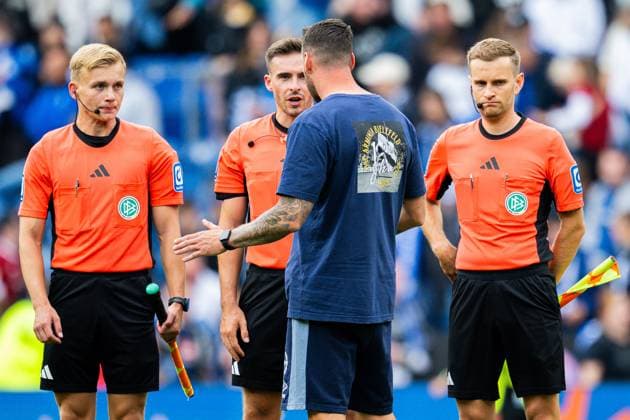 24 08 2025 Soccer, 2025 2026, 2 Bundesliga, 3 Matchday, DSC Arminia Bielefeld SG Dynamo Dresden M Tom Bauer Referee , Mitch Kniat Coach Bielefeld DFL REGULATIONS PROHIBIT ANY USE OF PHOTOGRAPHS AS IMAGE SEQUENCES AND OR QUASI VIDEO