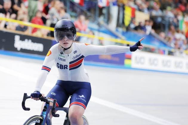 2025 UCI Junior Track World Championships Picture by Alex Whitehead SWpix.com - 24 08 2025 - Cycling - 2025 UCI Junior Track World Championships - Omnisport, Apeldoorn, Netherlands - Women Madison Final - Phoebe Taylor (Great Britain) celebrates the wining gold Omnisport Apeldoorn Netherlands Copyright: x xSWpix.comx(t axPhotographyxHubxLtd)xAlexxWhitehead SWpix.comx SWP-3065-0026