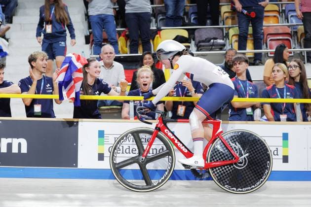 2025 UCI Junior Track World Championships Picture by Alex Whitehead SWpix.com - 24 08 2025 - Cycling - 2025 UCI Junior Track World Championships - Omnisport, Apeldoorn, Netherlands - Women Madison Final - Erin Boothman (Great Britain) celebrates the wining gold Omnisport Apeldoorn Netherlands Copyright: x xSWpix.comx(t axPhotographyxHubxLtd)xAlexxWhitehead SWpix.comx SWP-3065-0028