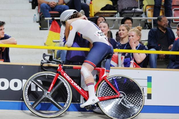 2025 UCI Junior Track World Championships Picture by Alex Whitehead SWpix.com - 24 08 2025 - Cycling - 2025 UCI Junior Track World Championships - Omnisport, Apeldoorn, Netherlands - Women Madison Final - Erin Boothman (Great Britain) celebrates the wining gold Omnisport Apeldoorn Netherlands Copyright: x xSWpix.comx(t axPhotographyxHubxLtd)xAlexxWhitehead SWpix.comx SWP-3065-0030