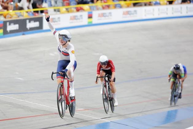 2025 UCI Junior Track World Championships Picture by Alex Whitehead SWpix.com - 24 08 2025 - Cycling - 2025 UCI Junior Track World Championships - Omnisport, Apeldoorn, Netherlands - Women Madison Final - Erin Boothman (Great Britain) celebrates the wining gold Omnisport Apeldoorn Netherlands Copyright: x xSWpix.comx(t axPhotographyxHubxLtd)xAlexxWhitehead SWpix.comx SWP-3065-0031