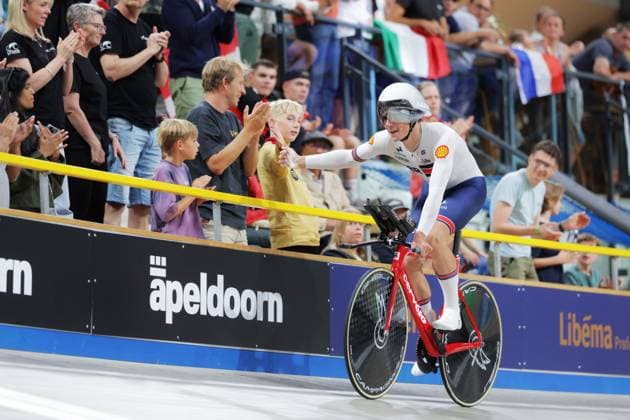 2025 UCI Junior Track World Championships Picture by Alex Whitehead SWpix.com - 24 08 2025 - Cycling - 2025 UCI Junior Track World Championships - Omnisport, Apeldoorn, Netherlands - Men Kilo Time Trial Final - Henry Hobbs (Great Britain) celebrates winning gold Omnisport Apeldoorn Netherlands Copyright: x xSWpix.comx(t axPhotographyxHubxLtd)xAlexxWhitehead SWpix.comx SWP-3065-0043