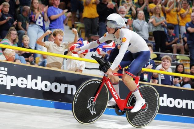 2025 UCI Junior Track World Championships Picture by Alex Whitehead SWpix.com - 24 08 2025 - Cycling - 2025 UCI Junior Track World Championships - Omnisport, Apeldoorn, Netherlands - Men Kilo Time Trial Final - Henry Hobbs (Great Britain) celebrates winning gold Omnisport Apeldoorn Netherlands Copyright: x xSWpix.comx(t axPhotographyxHubxLtd)xAlexxWhitehead SWpix.comx SWP-3065-0044