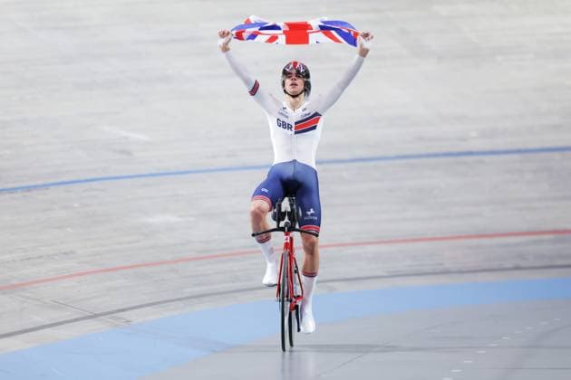 2025 UCI Junior Track World Championships Picture by Alex Whitehead SWpix.com - 24 08 2025 - Cycling - 2025 UCI Junior Track World Championships - Omnisport, Apeldoorn, Netherlands - Men Kilo Time Trial Final - Henry Hobbs (Great Britain) celebrates winning gold Omnisport Apeldoorn Netherlands Copyright: x xSWpix.comx(t axPhotographyxHubxLtd)xAlexxWhitehead SWpix.comx SWP-3065-0045
