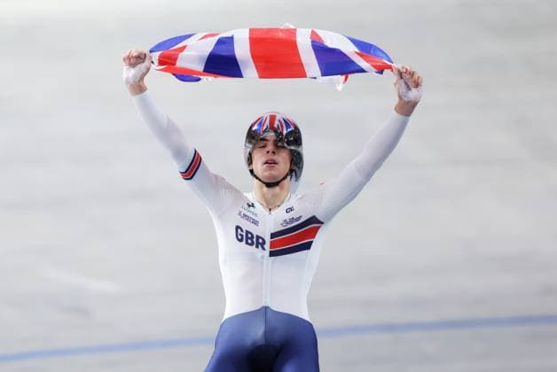2025 UCI Junior Track World Championships Picture by Alex Whitehead SWpix.com - 24 08 2025 - Cycling - 2025 UCI Junior Track World Championships - Omnisport, Apeldoorn, Netherlands - Men Kilo Time Trial Final - Henry Hobbs (Great Britain) celebrates winning gold Omnisport Apeldoorn Netherlands Copyright: x xSWpix.comx(t axPhotographyxHubxLtd)xAlexxWhitehead SWpix.comx SWP-3065-0050