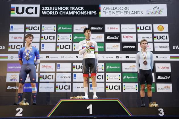 2025 UCI Junior Track World Championships Picture by Alex Whitehead SWpix.com - 24 08 2025 - Cycling - 2025 UCI Junior Track World Championships - Omnisport, Apeldoorn, Netherlands - Men Elimination Race Final - Heimo Fugger (Austria) receiving the Gold medal and Rainbow Jersey with Jacopo Vendramin (Italy) receiving the Silver medal and Matvei Iakovlev (Athlete Individual Neutral) receiving the Bronze medal Omnisport Apeldoorn Netherlands Copyright: x xSWpix.comx(t axPhotographyxHubxLtd)xAlexxWhitehead SWpix.comx SWP-3065-0052