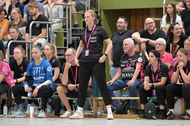 Miriam Hirsch TusSies Metzingen, coach TG Nuertingen vs TusSies Metzingen, handball, DHB Cup, 1 round, season 2025 2026, 24 08 2025 TG Nuertingen vs TusSies Metzingen, handball, DHB Cup, 1 round, season 2025 2026, 24 08 2025 Nuertingen Copyright: xEibner-Pressefoto TobiasxBaurx EP_TBR