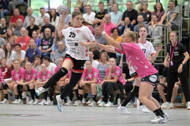 Annika Distel TG Nuertingen, 25 vs Svenja Demmel TusSies Metzingen, 21 TG Nuertingen vs TusSies Metzingen, handball, DHB Cup, 1 round, season 2025 2026, 24 08 2025 TG Nuertingen vs TusSies Metzingen, handball, DHB Cup, 1 round, season 2025 2026, 24 08 2025 Nuertingen Copyright: xEibner-Pressefoto TobiasxBaurx EP_TBR