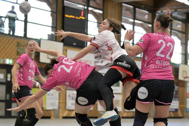 Annika Distel TG Nuertingen, 25 vs Svenja Huebner TusSies Metzingen, 26 and Gabriela Bitolo TusSies Metzingen, 22 TG Nuertingen vs TusSies Metzingen, Handball, DHB Pokal, 1 round, season 2025 2026, 24 08 2025 TG Nuertingen vs TusSies Metzingen, Handball, DHB Pokal, 1 round, season 2025 2026, 24 08 2025 Nuertingen Copyright: xEibner-Pressefoto TobiasxBaurx EP_TBR