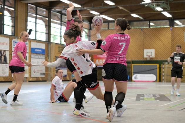 Lenya Treusch TG Nuertingen, 27 vs Sabrina Troester TusSies Metzingen, 07 and Gabriela Bitolo TusSies Metzingen, 22 TG Nuertingen vs TusSies Metzingen, Handball, DHB Pokal, 1 round, season 2025 2026, 24 08 2025 TG Nuertingen vs TusSies Metzingen, Handball, DHB Pokal, 1 round, season 2025 2026, 24 08 2025 Nuertingen Copyright: xEibner-Pressefoto TobiasxBaurx EP_TBR
