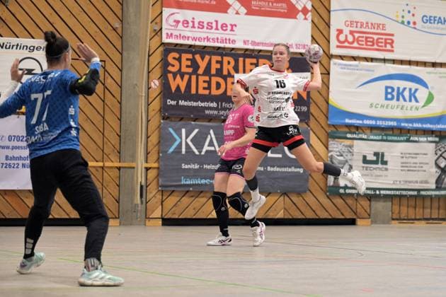 Maileen Seeger TG Nuertingen, 16 against Sara Suba TusSies Metzingen, 77 in goal TG Nuertingen vs TusSies Metzingen, Handball, DHB Pokal, 1 round, season 2025 2026, 24 08 2025 TG Nuertingen vs TusSies Metzingen, Handball, DHB Pokal, 1 round, season 2025 2026, 24 08 2025 Nuertingen Copyright: xEibner-Pressefoto TobiasxBaurx EP_TBR