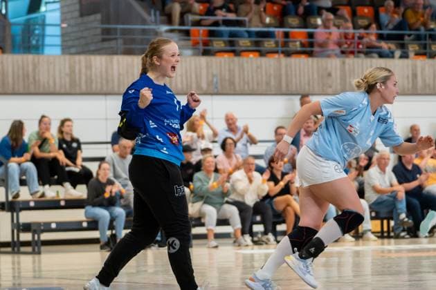 Handball I Women I Season 2025 2026 I DHB Cup I 1 Round I VfL Waiblingen TSV Bayer 04 Leverkusen I 24 08 2025 Sarah Norregaard Thomsen 1, VfL Waiblingen Tigers cheers, next to her Annika Ingenpaß 2, Bayer Leverkusen Waiblingen Rundsporthalle Baden Württemberg Germany Copyright: xLobeca MaxxPetershansx