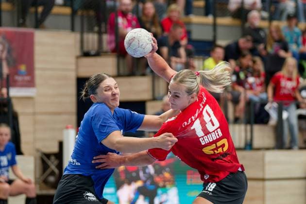 Laura Sophie Klocke Leipzig, 13 , Lea Gruber Halle, 19 , SV Union Halle Neustadt HC Leipzig, Handball Frauen, DHB Pokal, 1 Runde, Saison 2025 26, 24 08 2025 Halle SWH Arena Sachsen Anhalt Germany