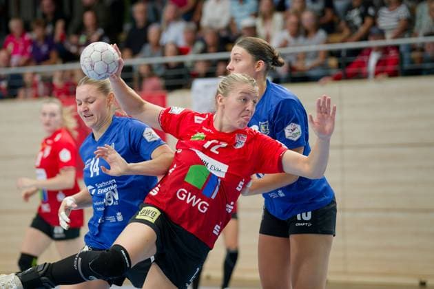 Hanna Ferber Rahnhoefer Leipzig, 14 , Ilona Kieffer Halle, 72 , Leoni Spott Leipzig, 10 , SV Union Halle Neustadt HC Leipzig, Handball Frauen, DHB Pokal, 1 Runde, Saison 2025 26, 24 08 2025 Halle SWH Arena Sachsen Anhalt Germany