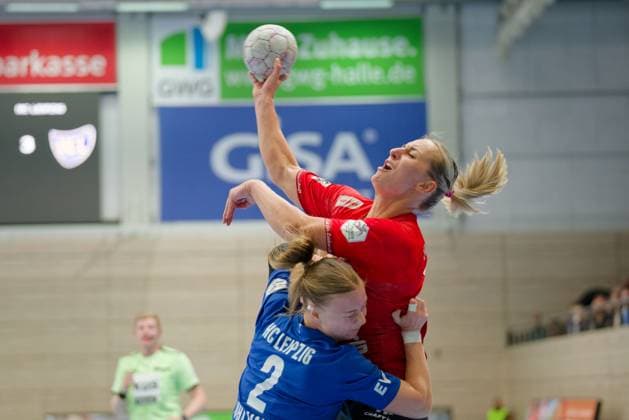Pauline Uhlmann Leipzig, 2 , Lea Gruber Halle, 19 , SV Union Halle Neustadt HC Leipzig, Handball Frauen, DHB Pokal, 1 Runde, Saison 2025 26, 24 08 2025 Halle SWH Arena Sachsen Anhalt Germany