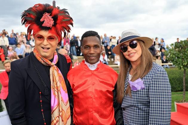 24.08.2025, Hannover, Niedersachsen, GER - Hannover, Schauspielerin Simone Thomalla und Julian F.M. Stoeckel mit Jockey Eduardo Pedroza im Portrait. Galopprennbahn Hannover, Neue Bult. () 250824D992HANNOVER.JPG *** 24 08 2025, Hanover, Lower Saxony, GER Hanover, Actress Simone Thomalla and Julian F M Stoeckel with jockey Eduardo Pedroza in portrait Hanover racecourse, Neue Bult 250824D992HANNOVER JPG