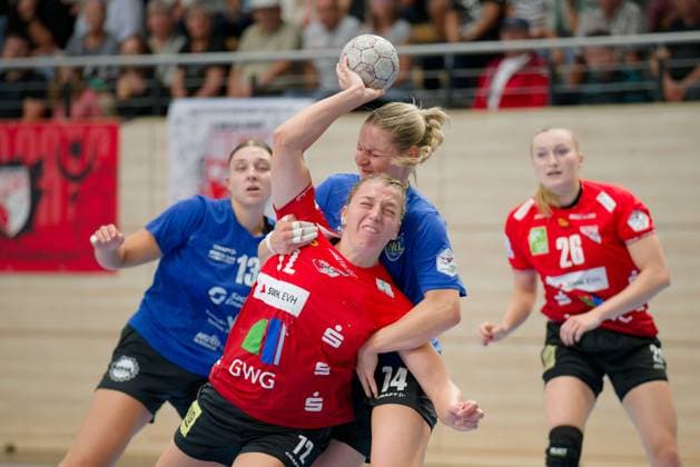 Ilona Kieffer Halle, 72 , Hanna Ferber Rahnhoefer Leipzig, 14 , SV Union Halle Neustadt HC Leipzig, Handball Frauen, DHB Pokal, 1 Runde, Saison 2025 26, 24 08 2025 Halle SWH Arena Sachsen Anhalt Germany