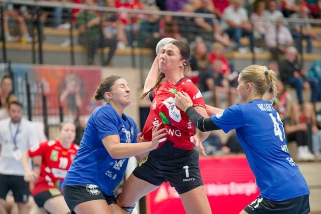 Laura Sophie Klocke Leipzig, 13 , Engelina Alida Corona Molenaar Halle, 7 , Wiebke Meyer Leipzig, 41 , SV Union Halle Neustadt HC Leipzig, Handball Frauen, DHB Pokal, 1 Runde, Saison 2025 26, 24 08 2025 Halle SWH Arena Sachsen Anhalt Germany