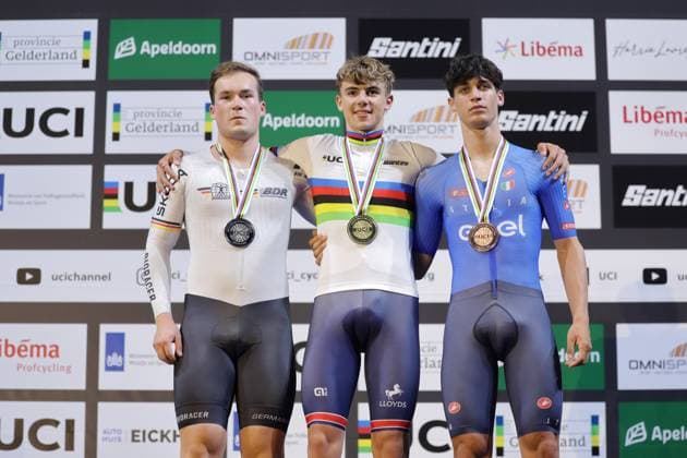 2025 UCI Junior Track World Championships Picture by Alex Whitehead SWpix.com - 24 08 2025 - Cycling - 2025 UCI Junior Track World Championships - Omnisport, Apeldoorn, Netherlands - Men Kilo Time Trial Final - Henry Hobbs (Great Britain) receives the Gold Medal and Rainbow jersey Benjamin Bock (Germany) receives the Silver medal and Alessio Magagnotti (Italy) receives the Bronze medal Omnisport Apeldoorn Netherlands Copyright: x xSWpix.comx(t axPhotographyxHubxLtd)xAlexxWhitehead SWpix.comx SWP-3065-0072