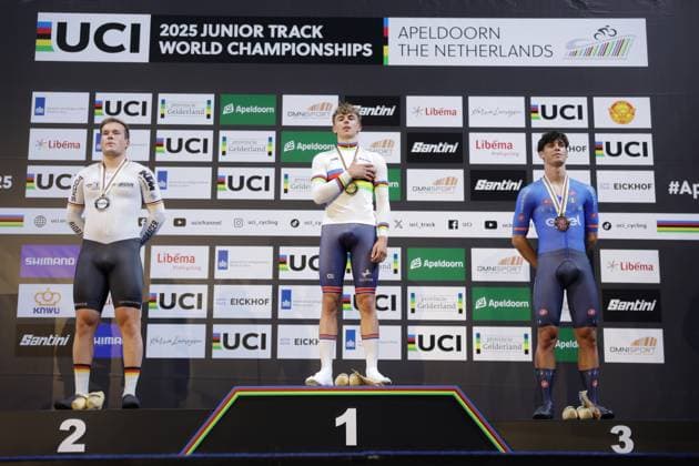 2025 UCI Junior Track World Championships Picture by Alex Whitehead SWpix.com - 24 08 2025 - Cycling - 2025 UCI Junior Track World Championships - Omnisport, Apeldoorn, Netherlands - Men Kilo Time Trial Final - Henry Hobbs (Great Britain) receives the Gold Medal and Rainbow jersey, Benjamin Bock (Germany) receives the Silver medal and Alessio Magagnotti (Italy) receives the Bronze medal Omnisport Apeldoorn Netherlands Copyright: x xSWpix.comx(t axPhotographyxHubxLtd)xAlexxWhitehead SWpix.comx SWP-3065-0076