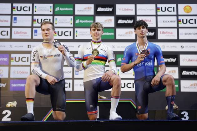 2025 UCI Junior Track World Championships Picture by Alex Whitehead SWpix.com - 24 08 2025 - Cycling - 2025 UCI Junior Track World Championships - Omnisport, Apeldoorn, Netherlands - Men Kilo Time Trial Final - Henry Hobbs (Great Britain) receives the Gold Medal and Rainbow jersey, Benjamin Bock (Germany) receives the Silver medal and Alessio Magagnotti (Italy) receives the Bronze medal Omnisport Apeldoorn Netherlands Copyright: x xSWpix.comx(t axPhotographyxHubxLtd)xAlexxWhitehead SWpix.comx SWP-3065-0077