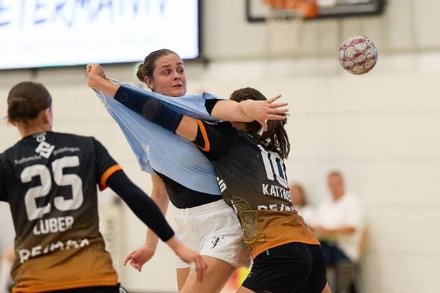 Pass by Denise Mol TSV Bayer 04 Leverkusen, 19 GER, VfL Waiblingen TSV Bayer 04 Leverkusen, Handball, DHB Pokal, 1 Round, Women, 2025, 24 08 2025 GER, VfL Waiblingen TSV Bayer 04 Leverkusen, Handball, DHB Pokal, 1 Round, Women, 2025, 24 08 2025 Waiblingen Copyright: xEibner-Pressefoto GeraldxOelze-dexStoppanyx EP-ODS